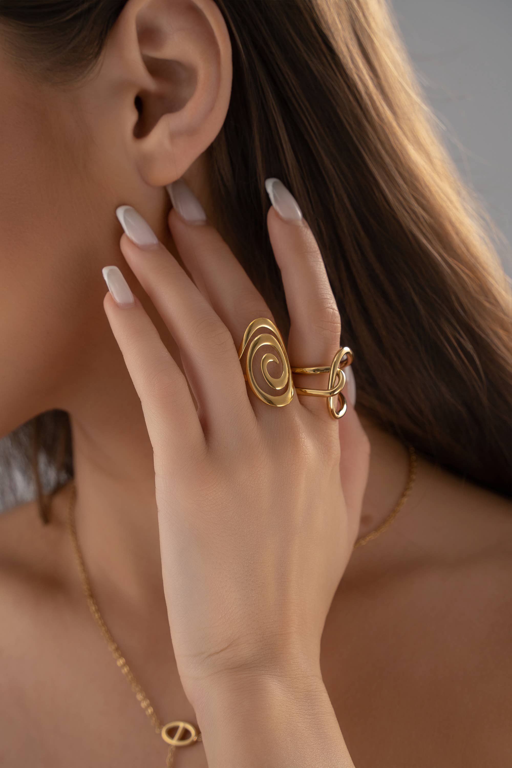 Bague Dorée Spirale Ajustable Énergie Moderne Courbes Sculpt