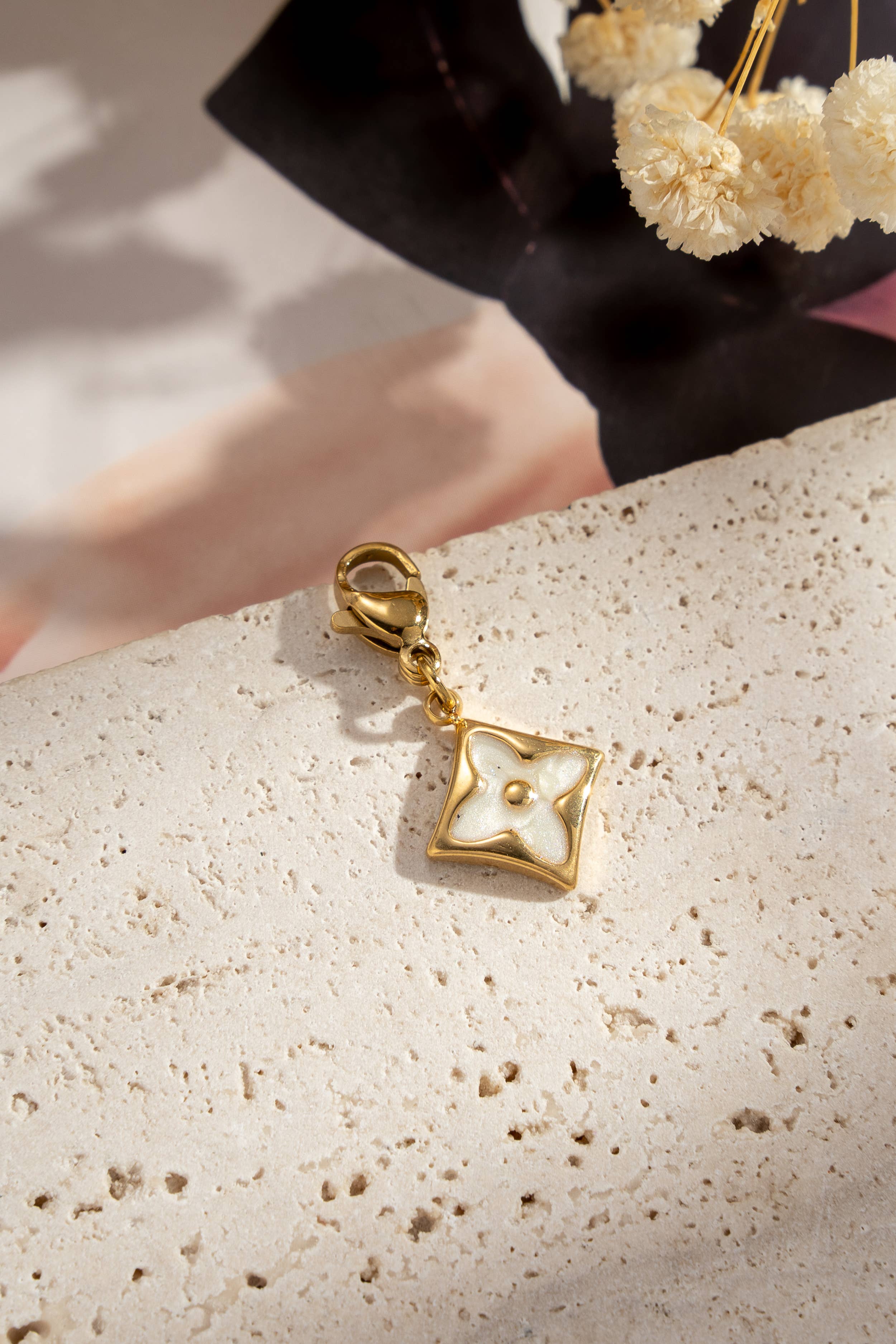Charm trèfle nacré carré élégant porte-bonheur acier chic
