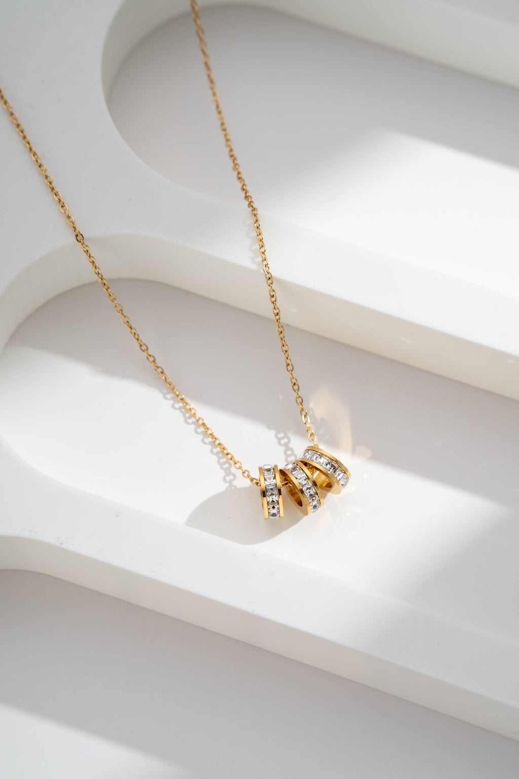 Collier femme acier inoxydable – triple anneau cristal doré