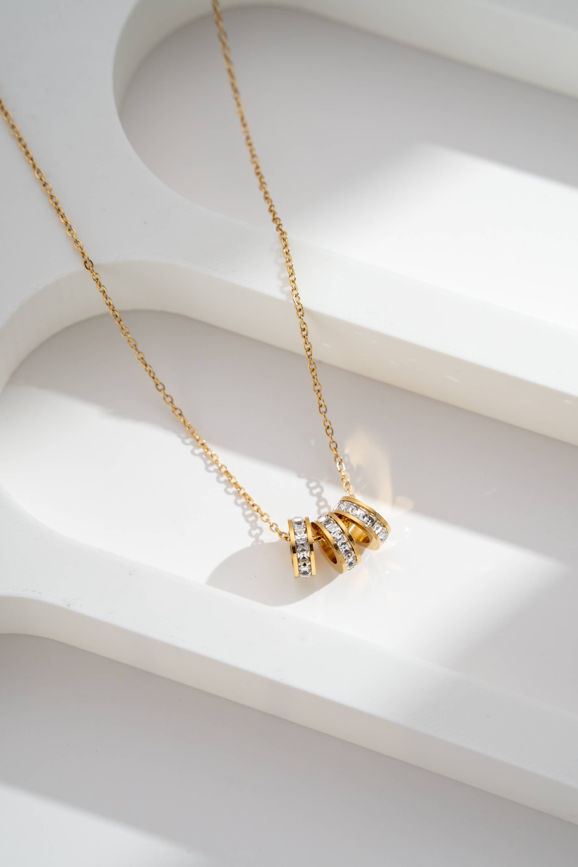 Collier femme acier inoxydable – triple anneau cristal doré