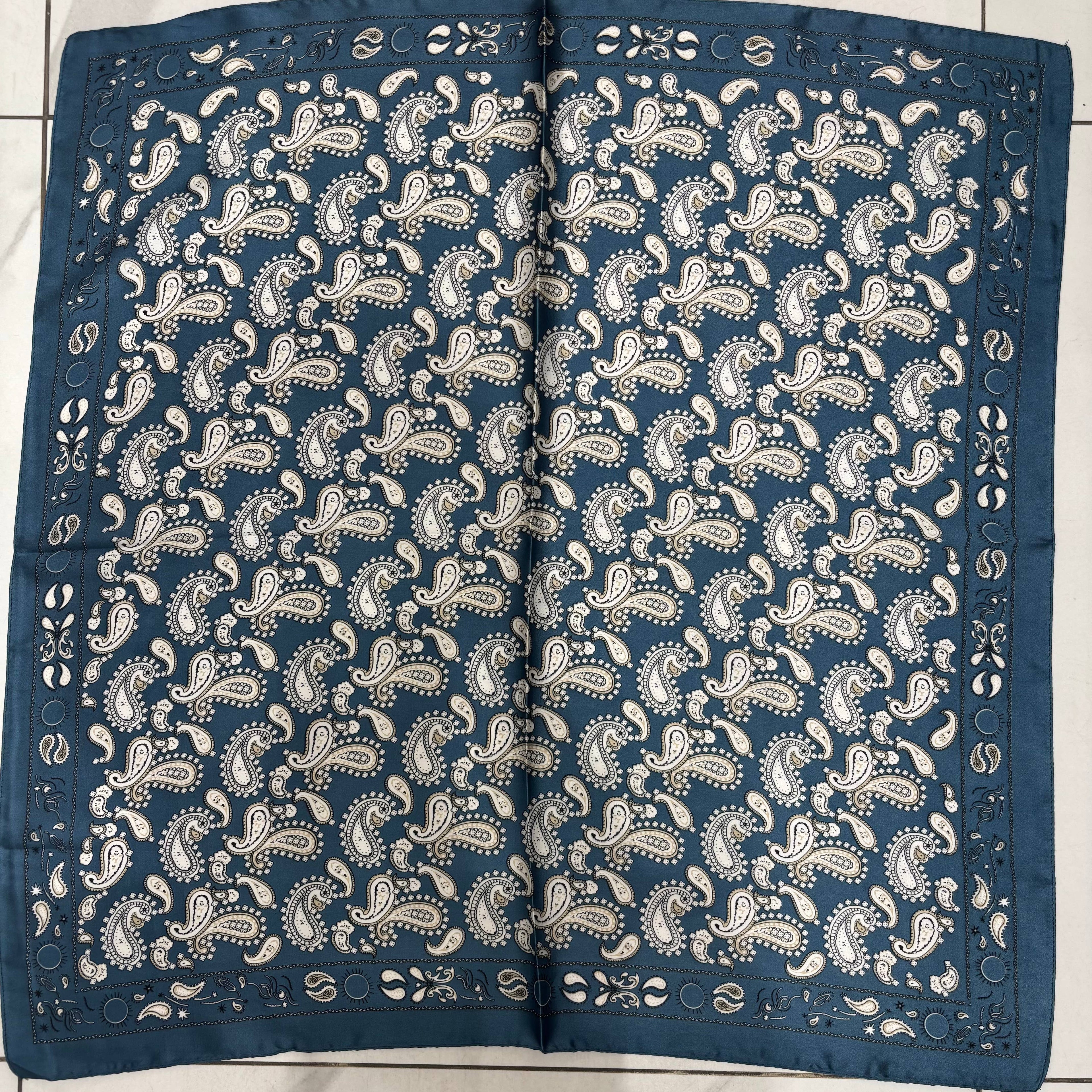 Foulard à motif 70x70 cm FL36