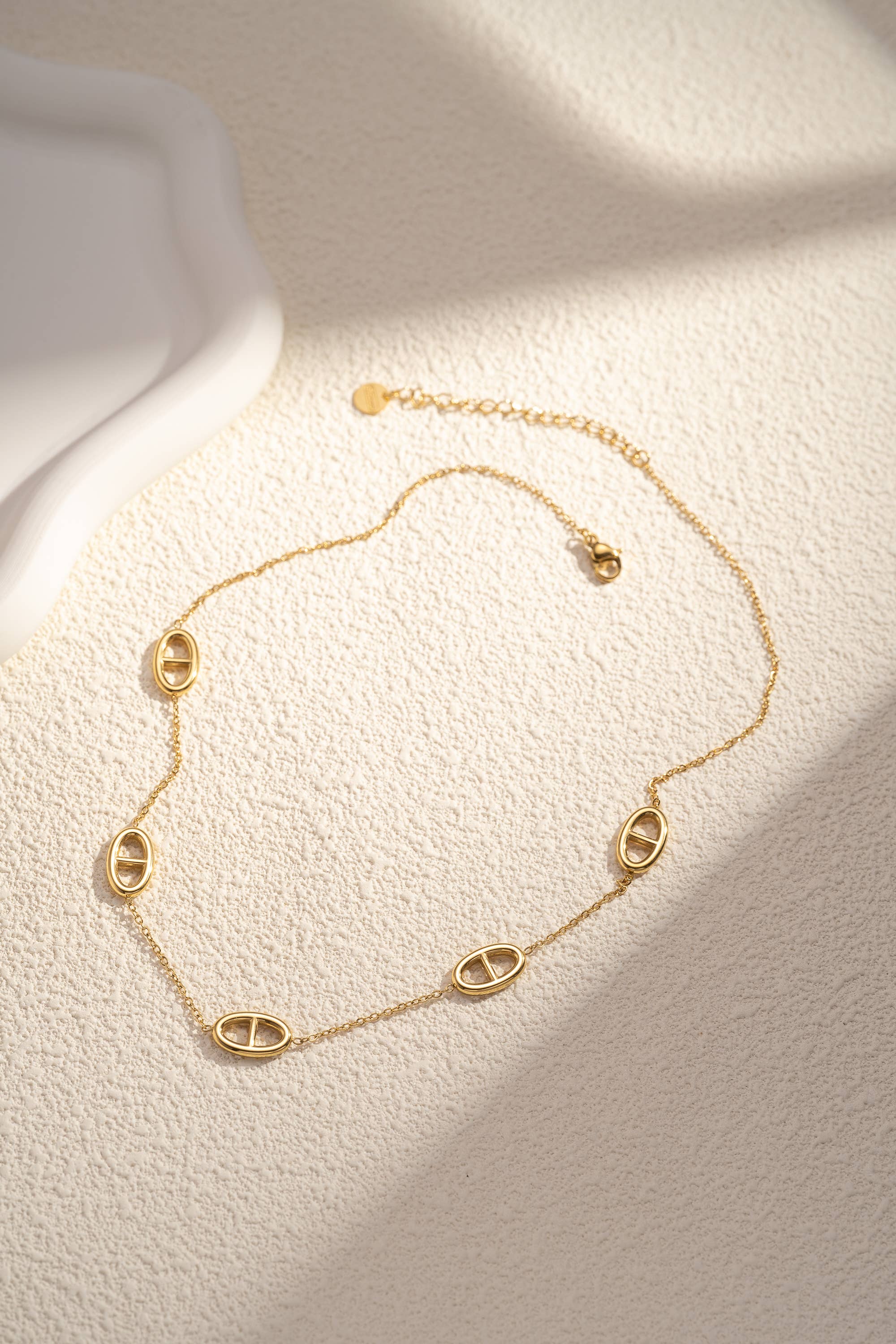 Collier doré minimaliste ovales ajourés en acier inoxydable