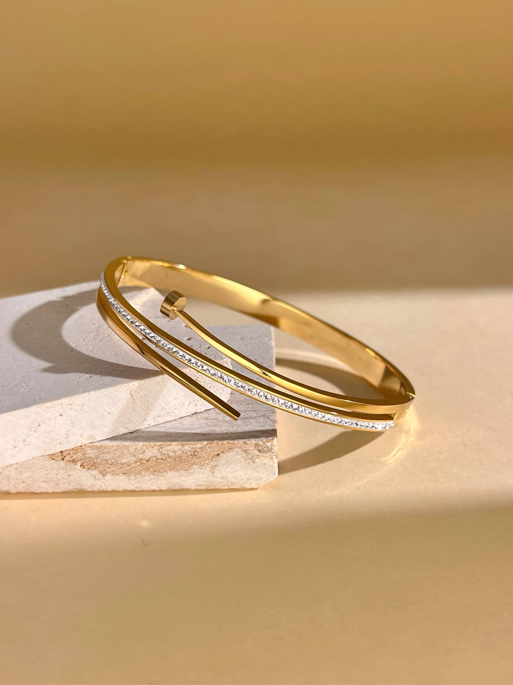 Bracelet jonc en acier inoxydable forme clou avec strass