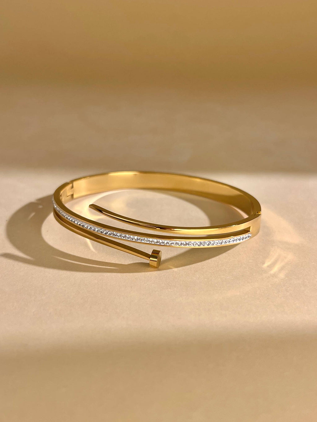 Bracelet jonc en acier inoxydable forme clou avec strass