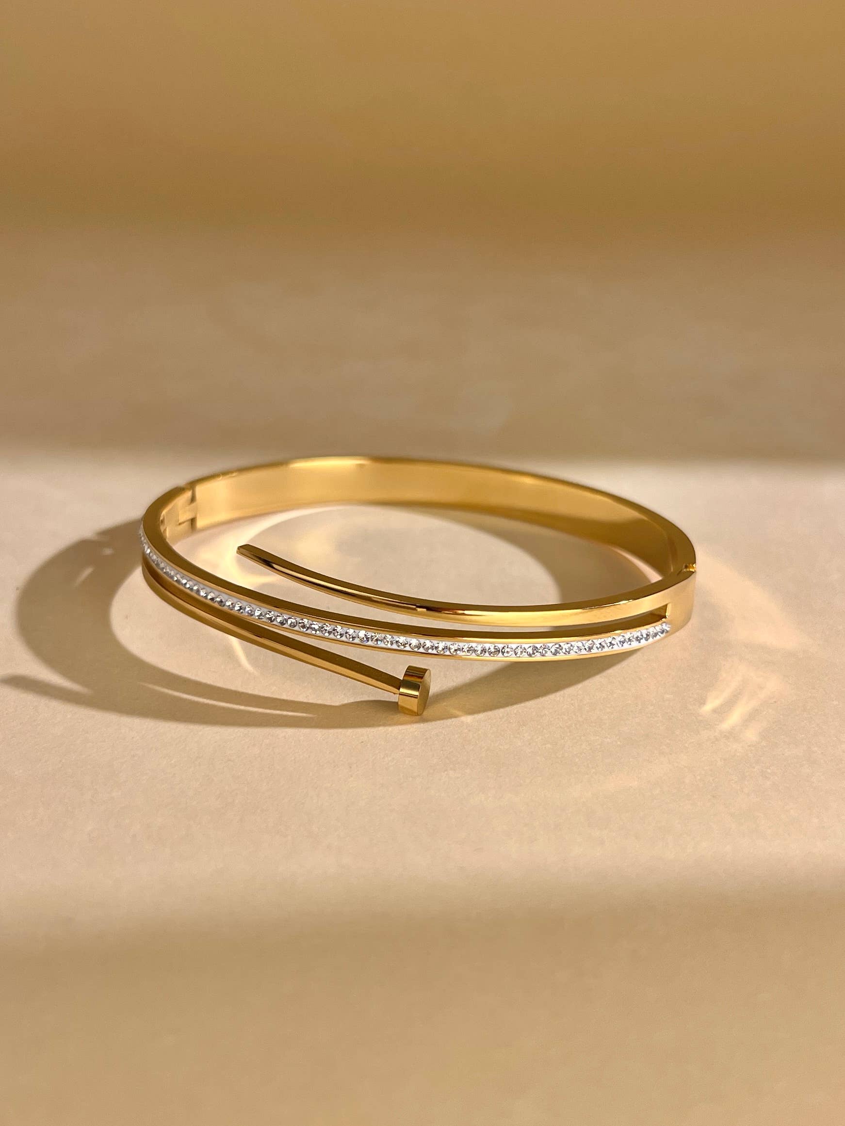 Bracelet jonc en acier inoxydable forme clou avec strass