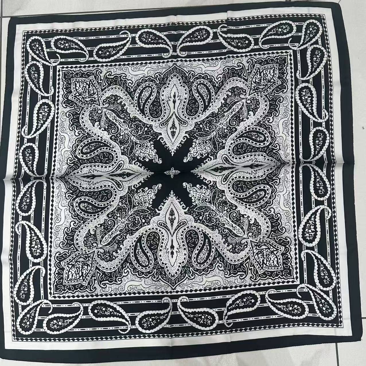 Foulard à motif 70x70 cm FL35