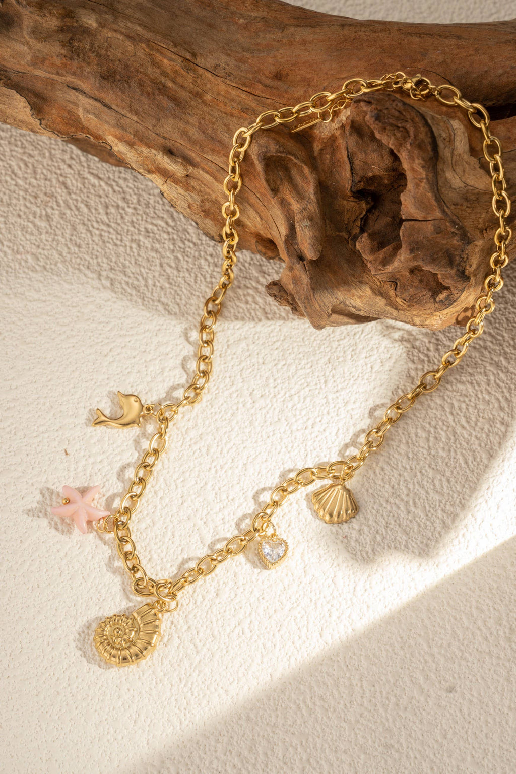 Collier doré charms marins étoile de mer coquillage dauphin