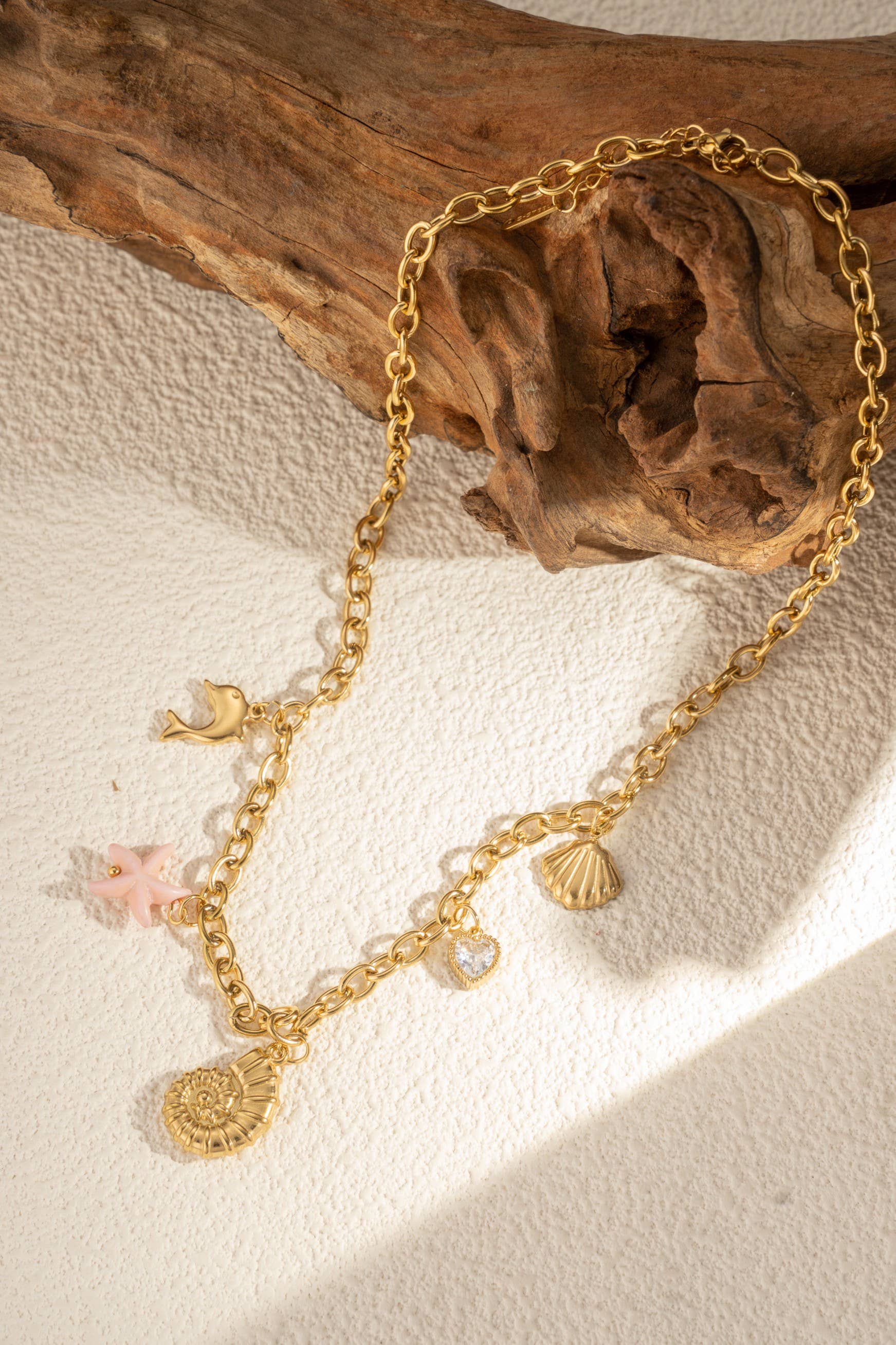 Collier doré charms marins étoile de mer coquillage dauphin
