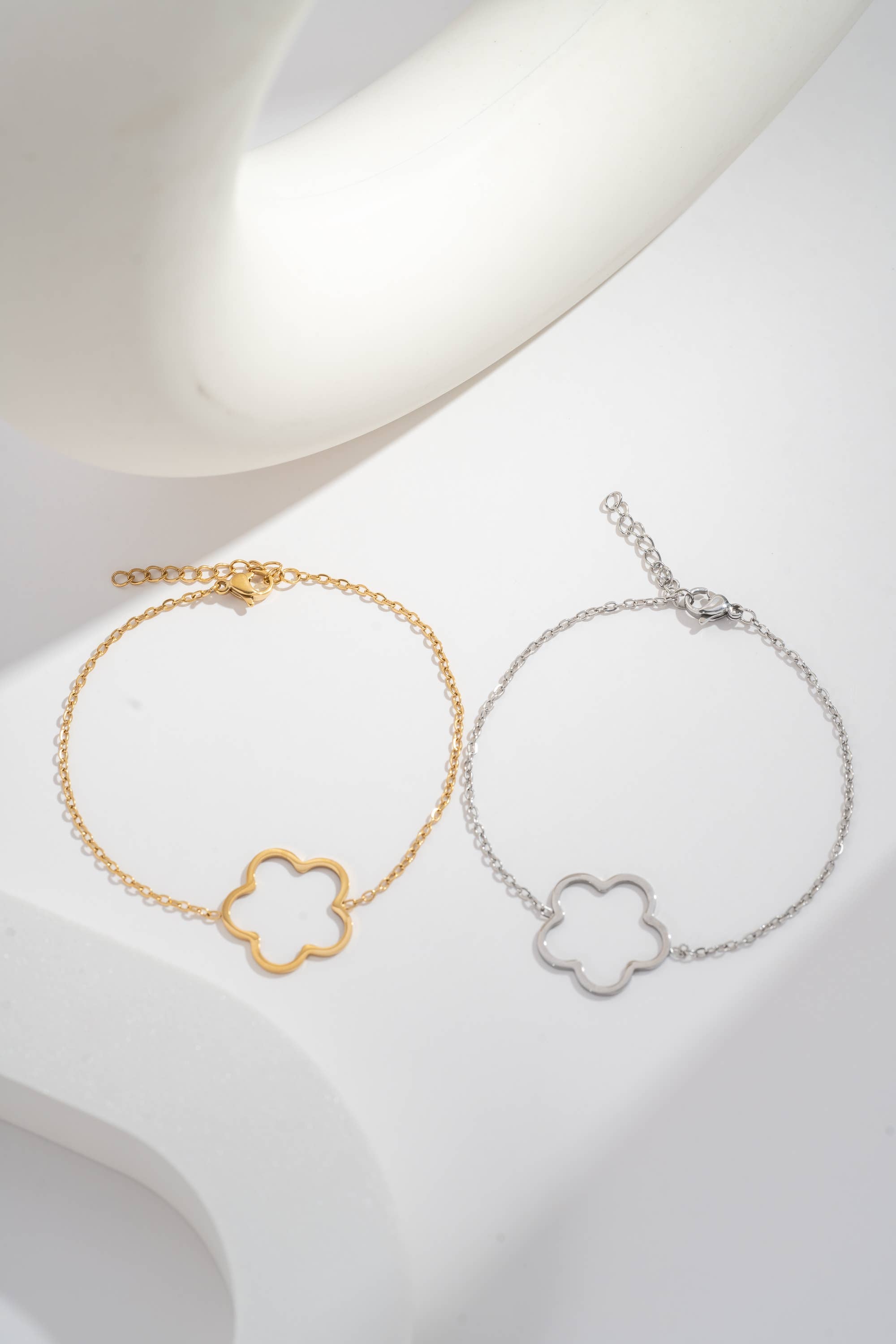 Bracelet Doré Fleur Épure en Acier Inoxydable