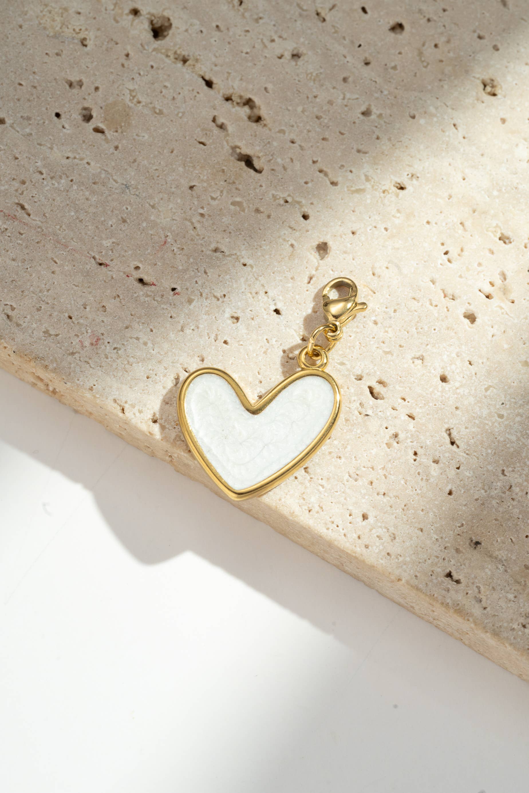 Charm Pendentif Acier Cœur – Noir, Blanc et Orange