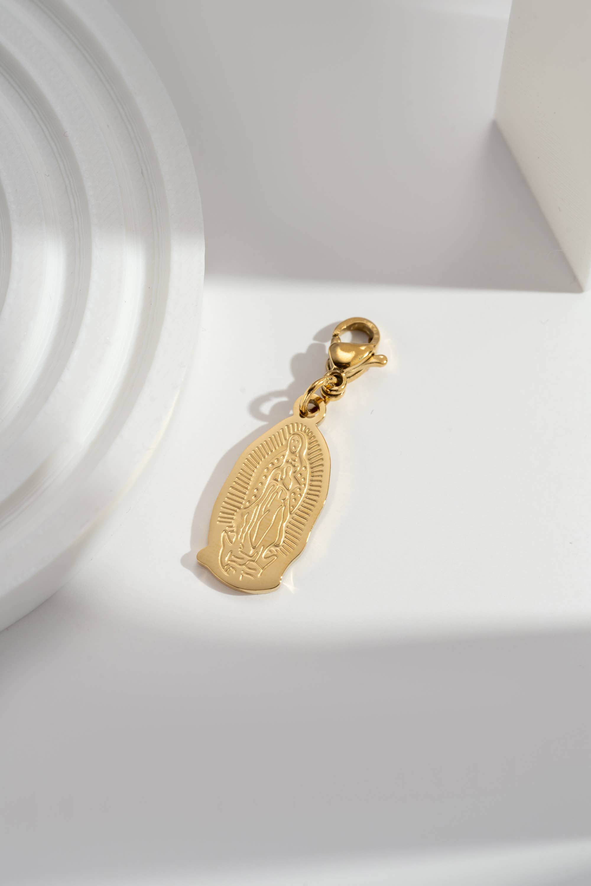 Charm pendentif vierge Marie en acier inoxydable gravée élég