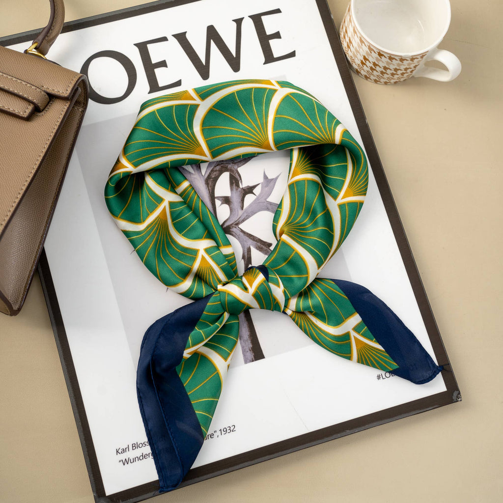 Foulard carré 70x70 effet soie – Motif éventail, accessoire