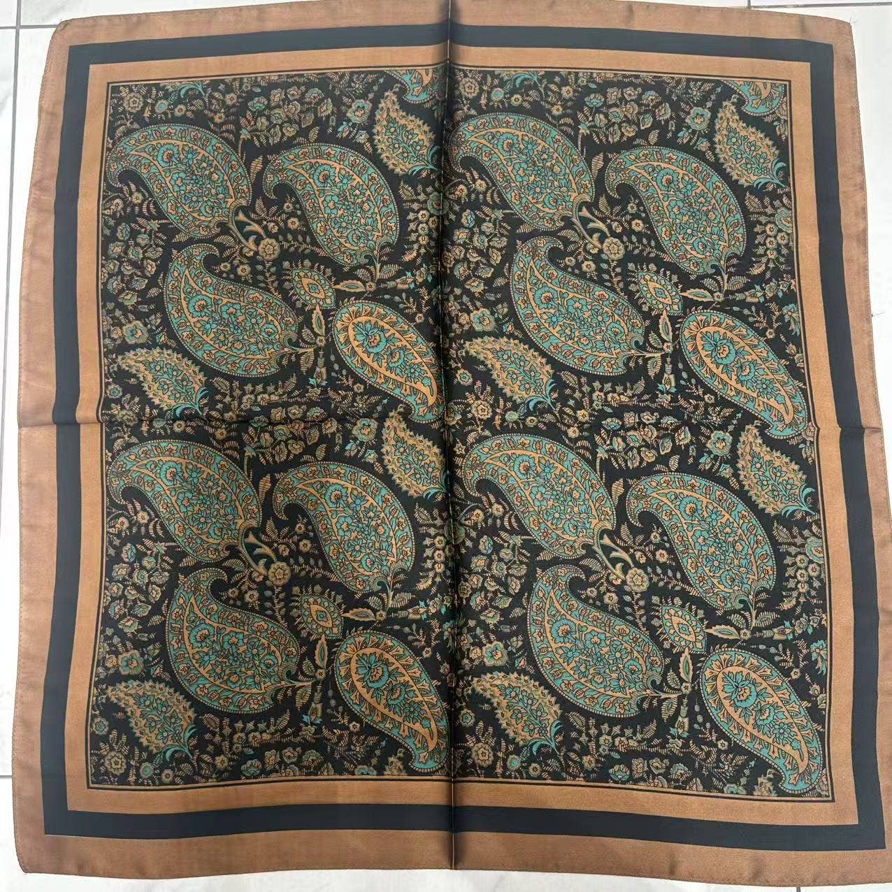 Foulard à motif 70x70 cm FL40