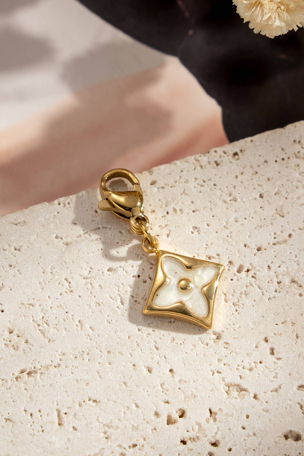 Charm trèfle nacré carré élégant porte-bonheur acier chic