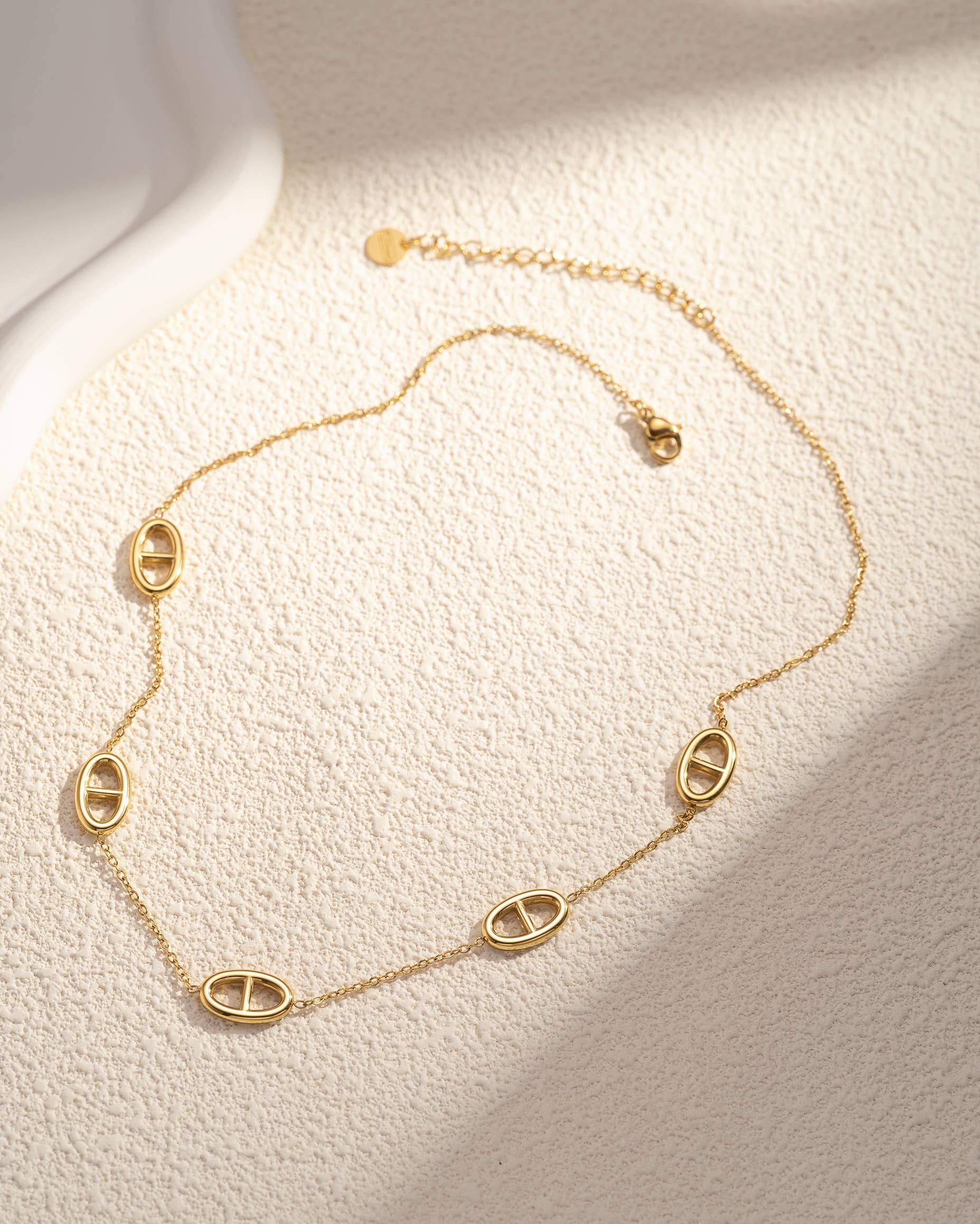 Collier doré minimaliste ovales ajourés en acier inoxydable