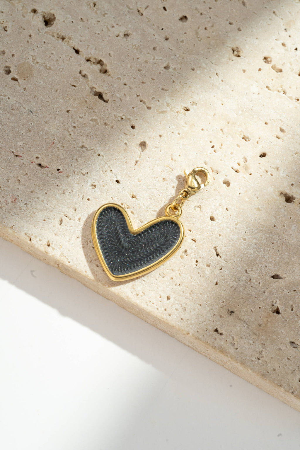 Charm Pendentif Acier Cœur – Noir, Blanc et Orange