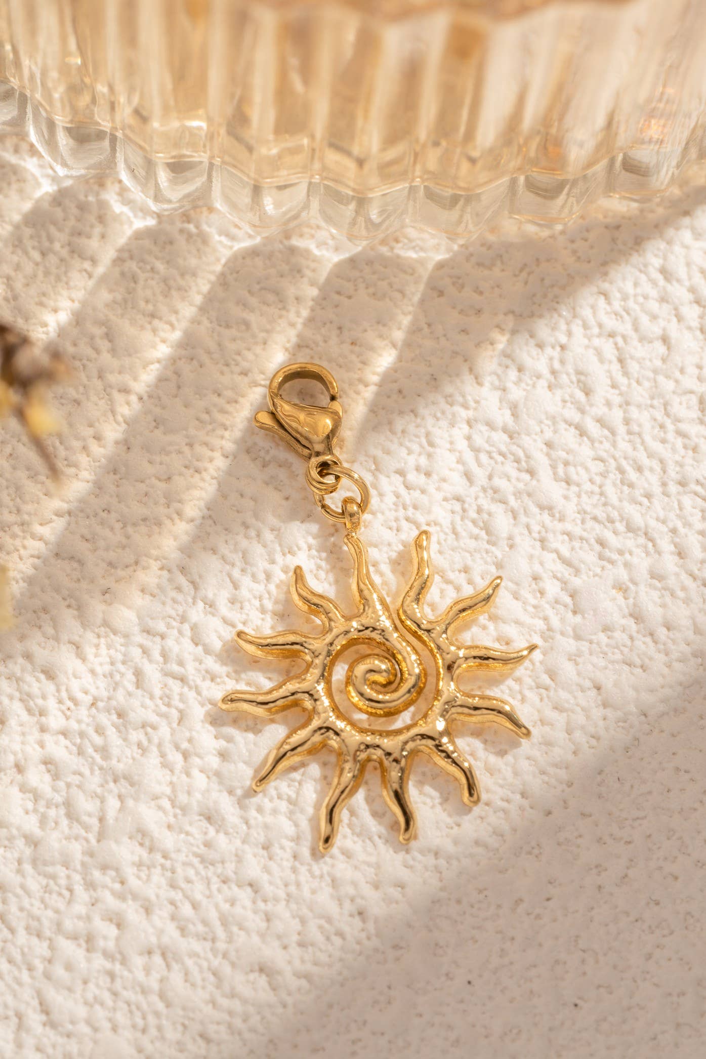 Charm soleil doré – pendentif spirale en acier inoxydable