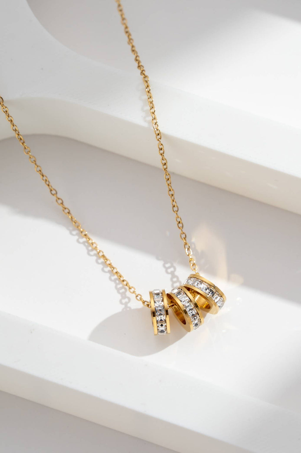 Collier femme acier inoxydable – triple anneau cristal doré