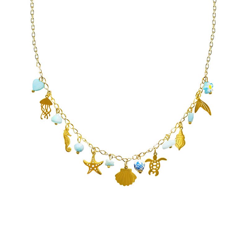 COLLIER À CHAÎNE AVEC BRELOQUES MARINES ET PERLES COLORÉES: Or / Azure / Sans boîte