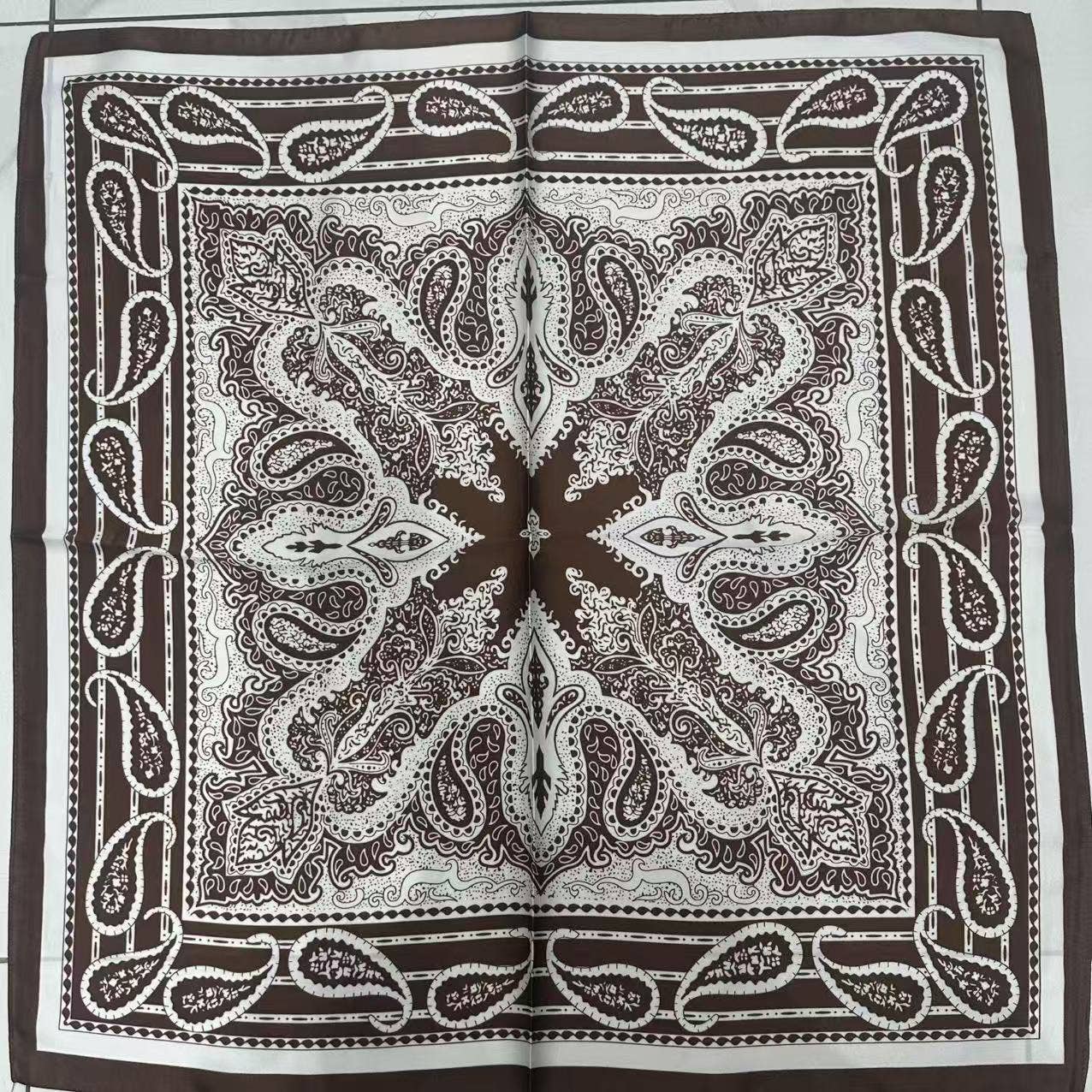 Foulard à motif 70x70 cm FL35