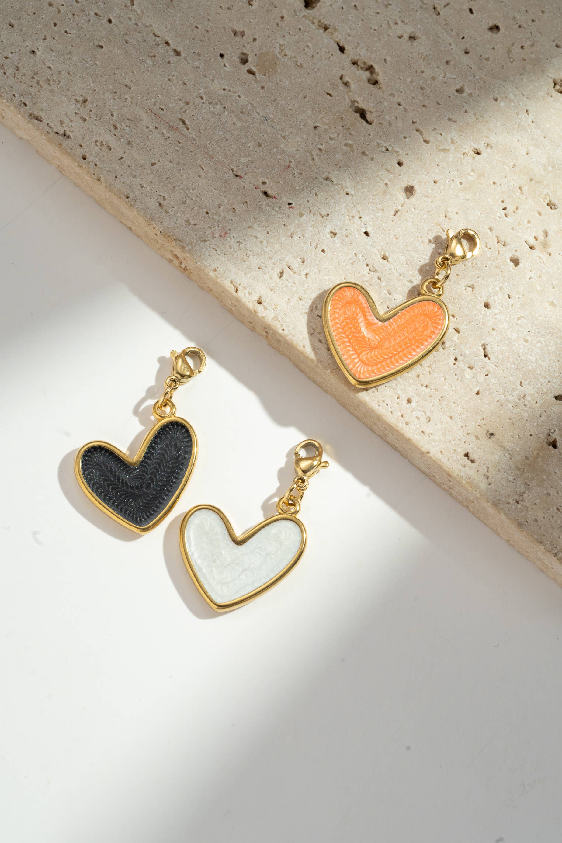 Charm Pendentif Acier Cœur – Noir, Blanc et Orange