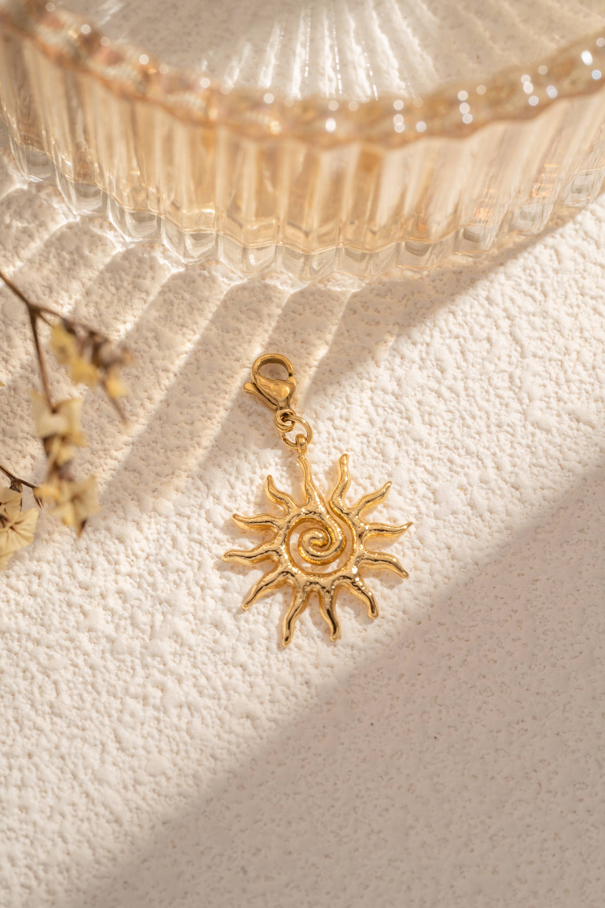 Charm soleil doré – pendentif spirale en acier inoxydable