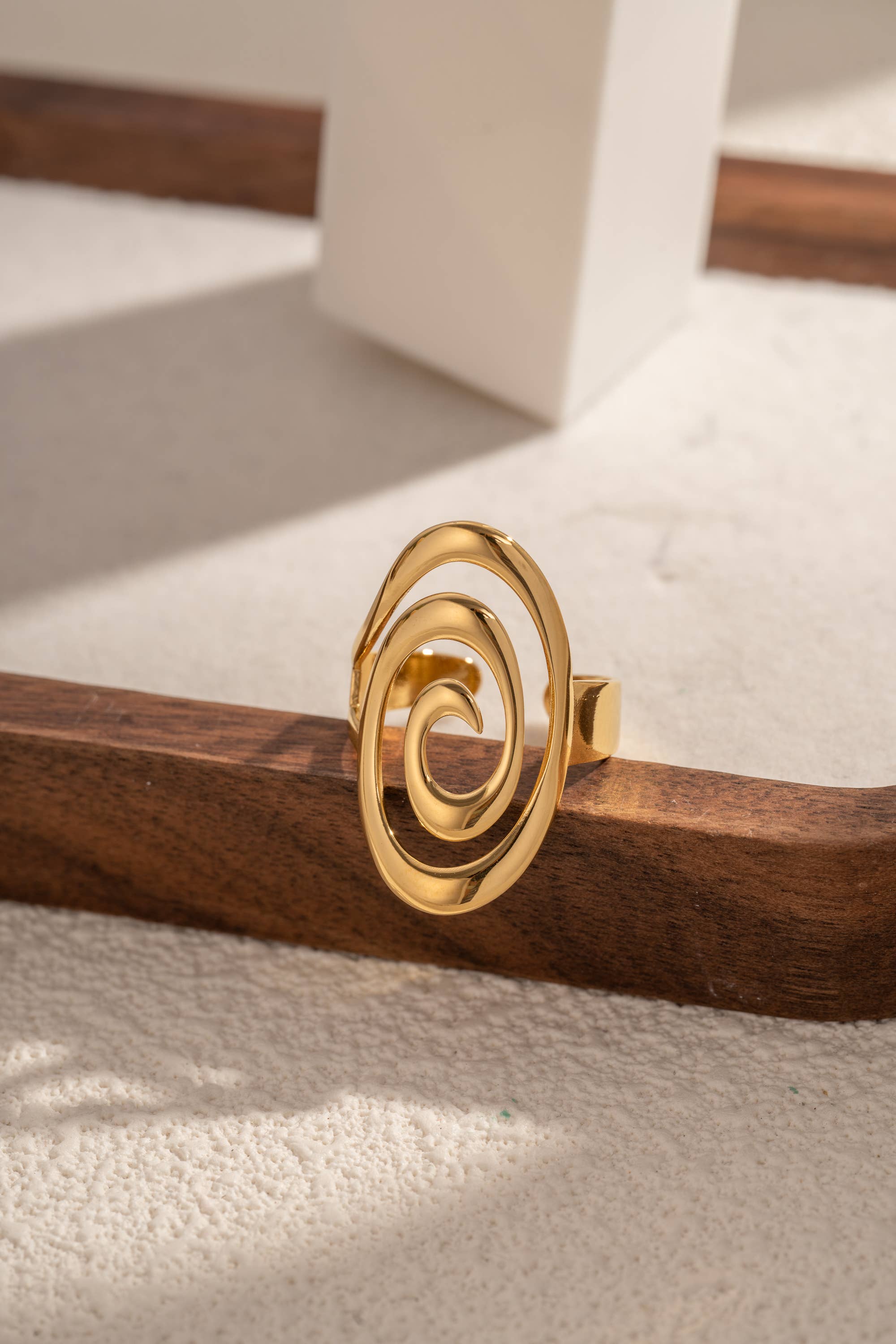 Bague Dorée Spirale Ajustable Énergie Moderne Courbes Sculpt