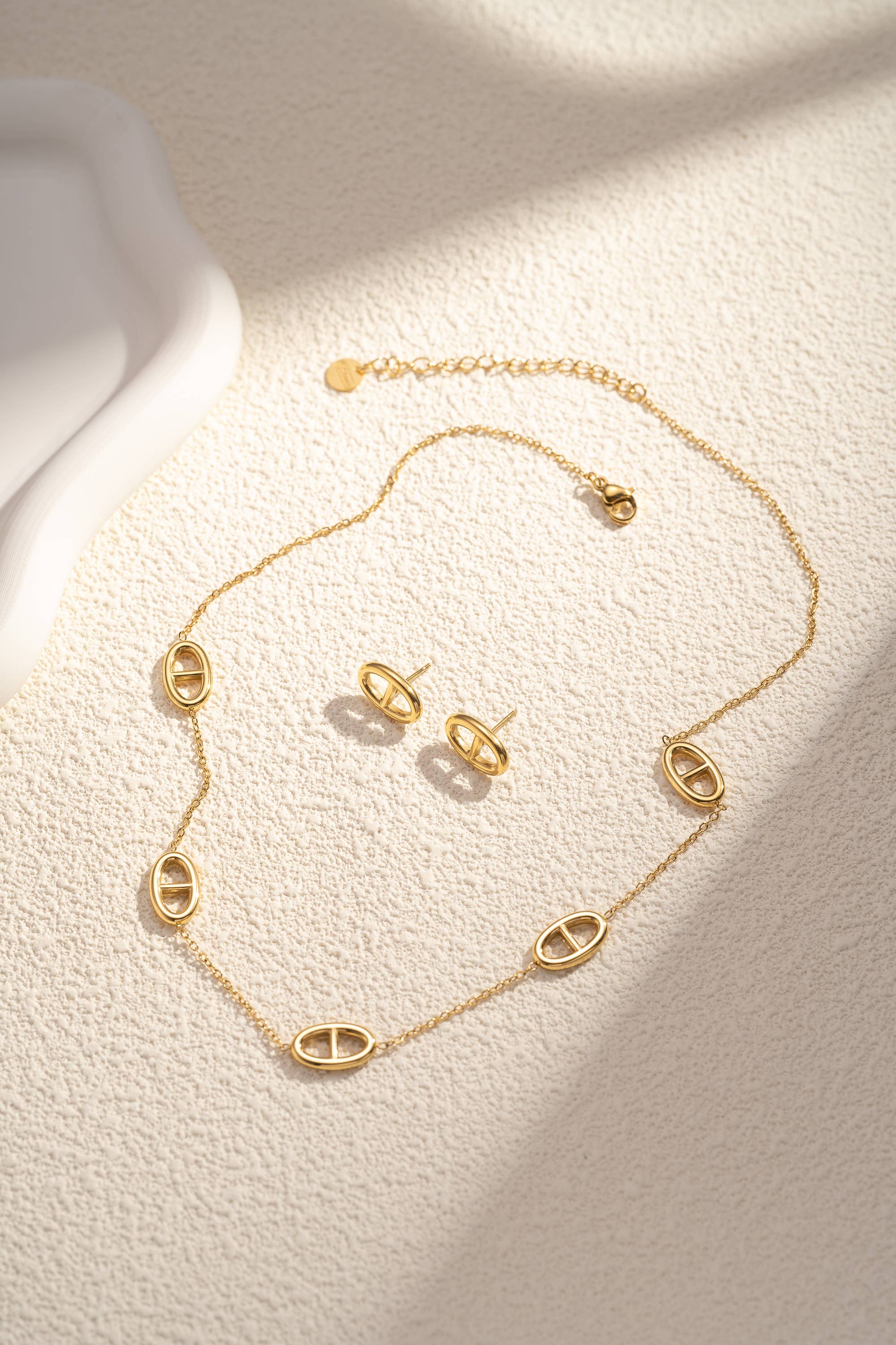 Collier doré minimaliste ovales ajourés en acier inoxydable