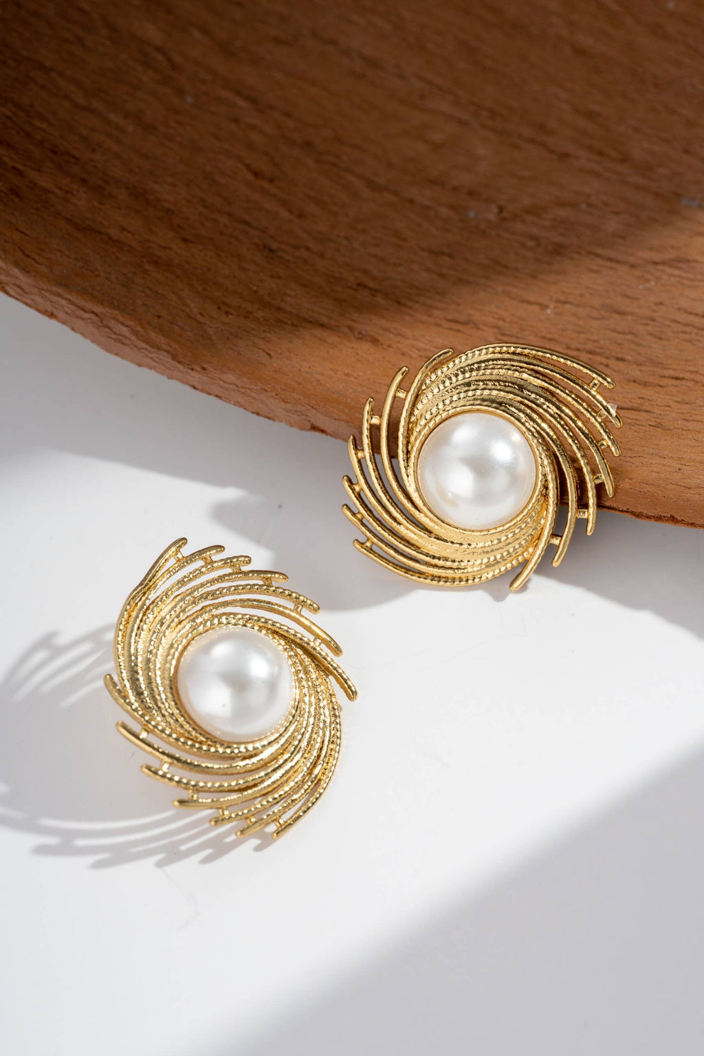 Boucles d’oreilles spirale solaire perle centrale acier