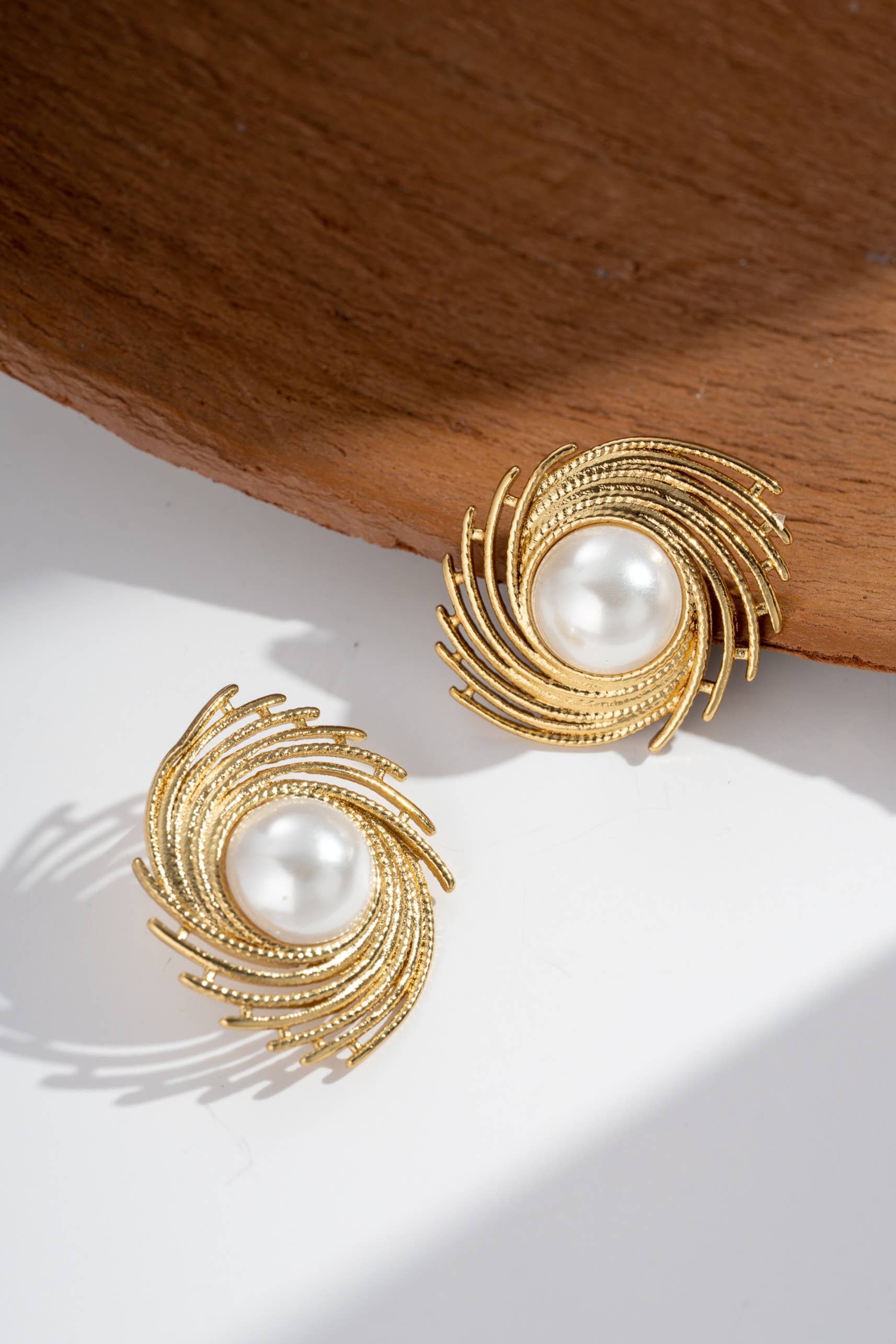 Boucles d’oreilles spirale solaire perle centrale acier