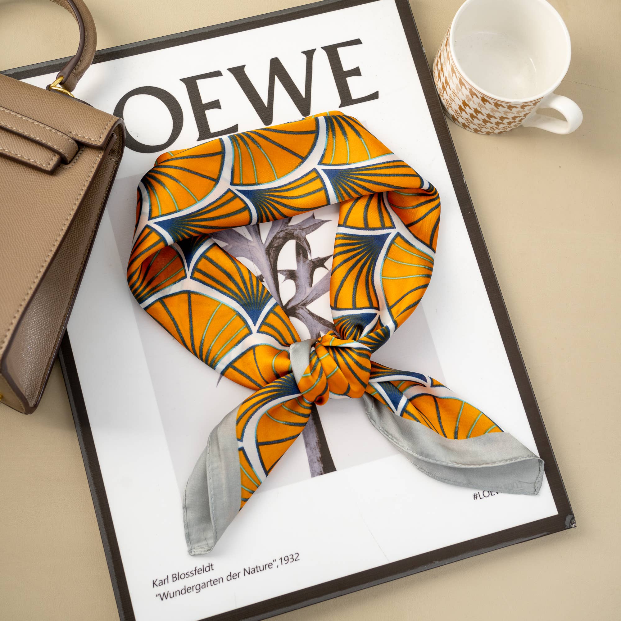 Foulard carré 70x70 effet soie – Motif éventail, accessoire