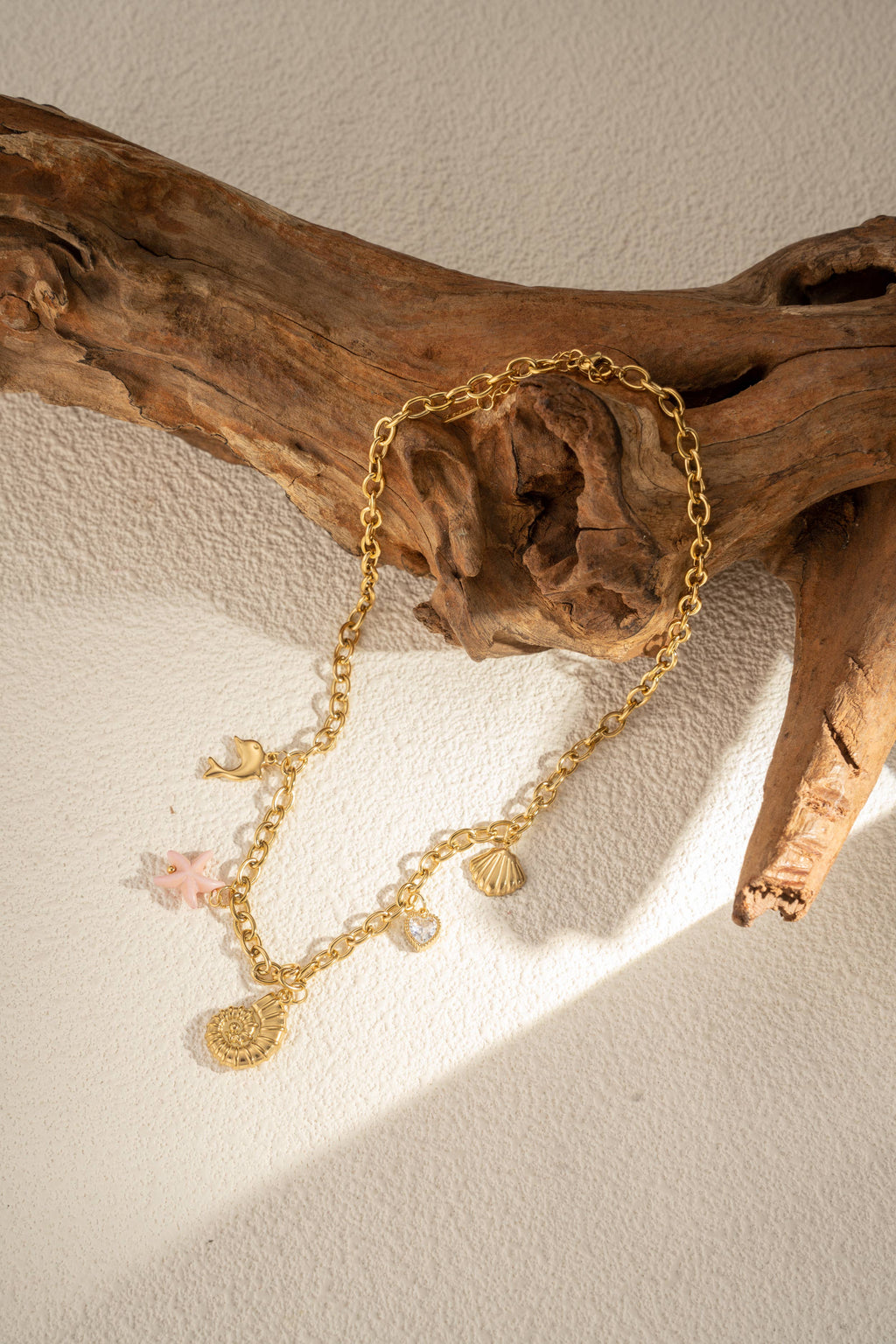 Collier doré charms marins étoile de mer coquillage dauphin