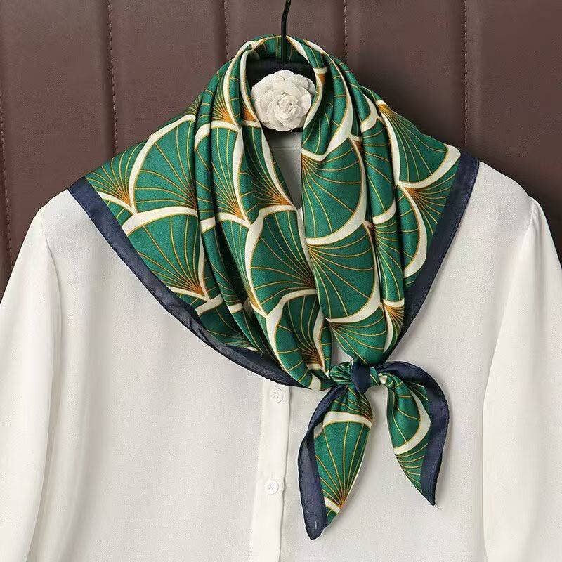 Foulard carré 70x70 effet soie – Motif éventail, accessoire
