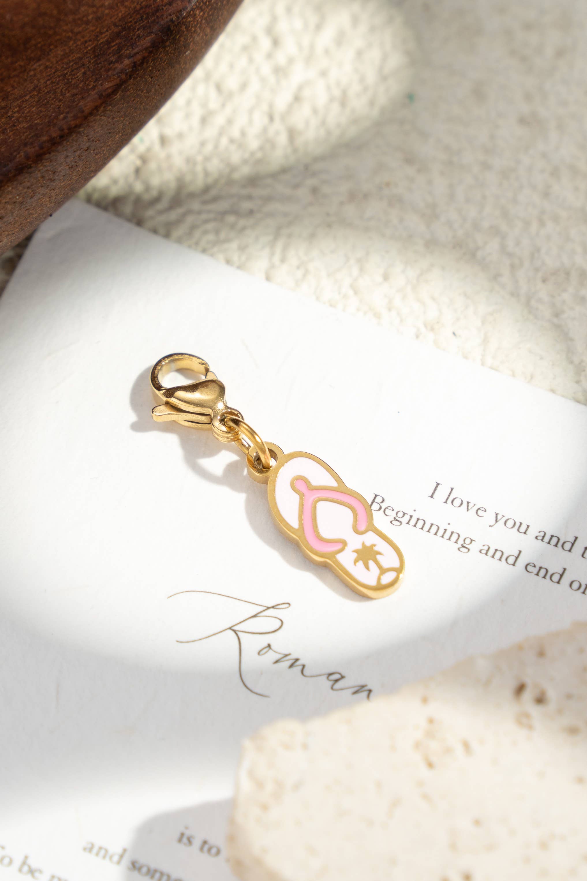 Charm tong été doré acier inoxydable émaillé rose palmier