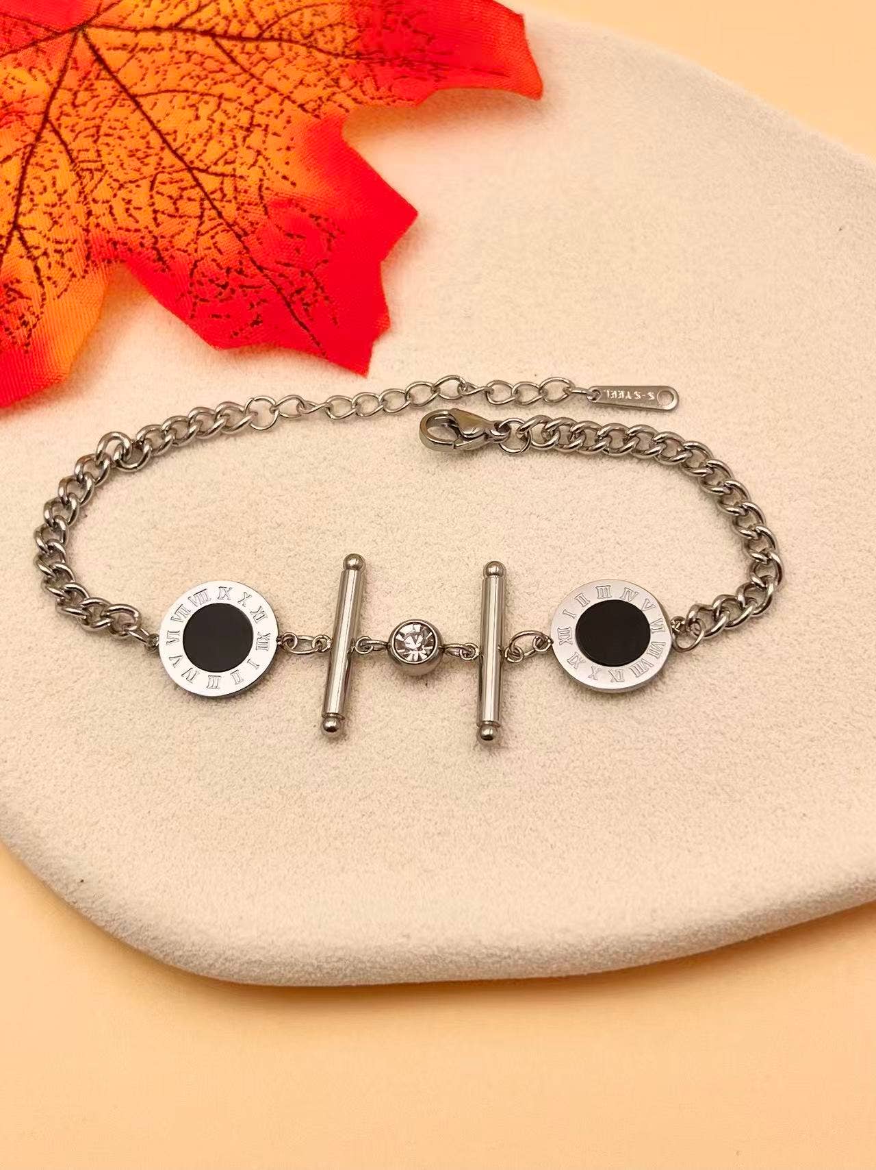 Bracelet Cadran Impérial Motif Rond à Chiffres Romains